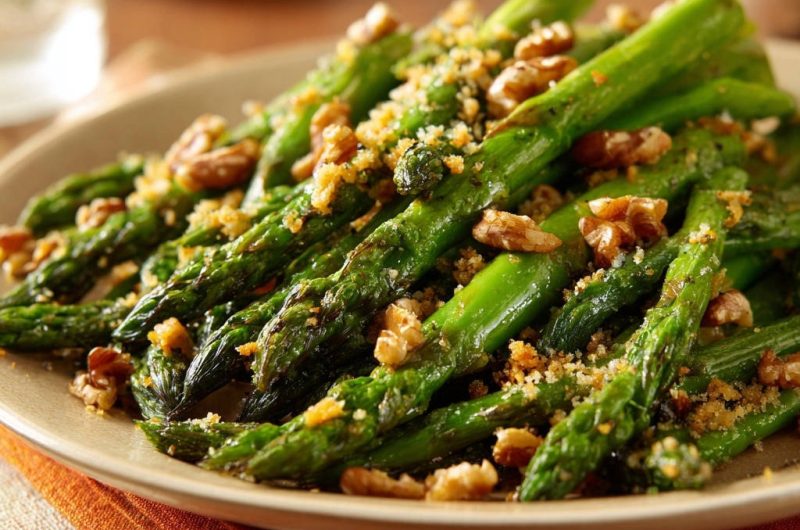 Gebratener grüner Spargel mit Walnuss-Kruste