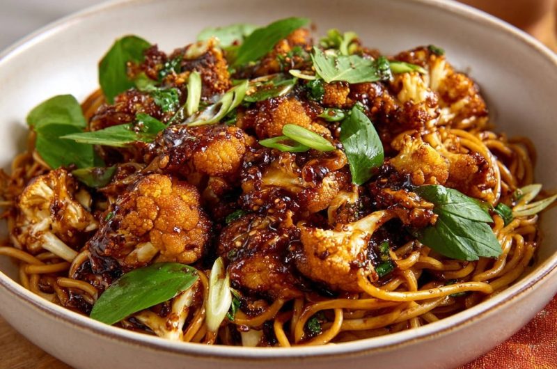 Glänzender Blumenkohl-Nudel-Wok