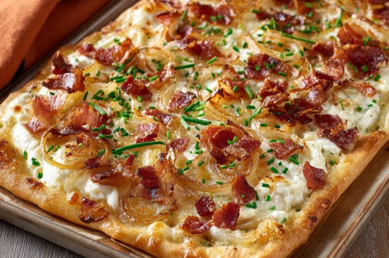 Klassischer Flammkuchen mit Zwiebeln und Bacon
