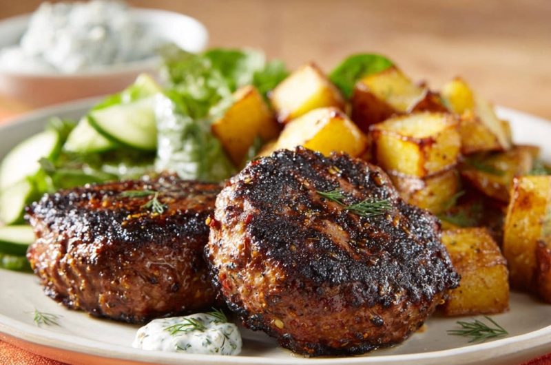 Lamm-Patties mit Rosmarinkartoffeln und Tsatsiki