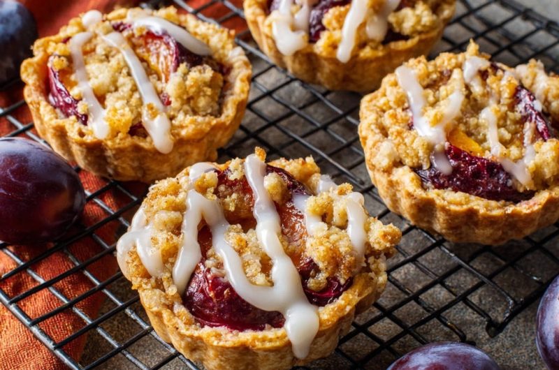 Saftige Zwetschgen-Törtchen mit Streuseln