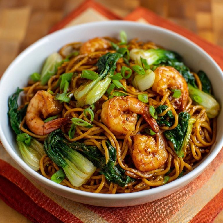 Blitzschnelle Garnelen-Nudeln mit Pak Choi in einer weißen Schüssel von oben gesehen, mit frischen Garnelen und knackigem Pak Choi.