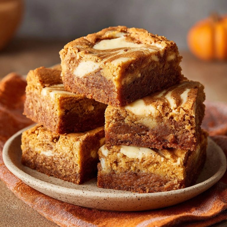 Herbstliche Swirl-Blondies sind hier in einer Nahaufnahme gestapelt, die die cremige Swirl-Optik und die perfekte Textur zeigt.