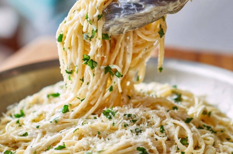 Cremige Spaghetti mit Parmesan und Petersilie