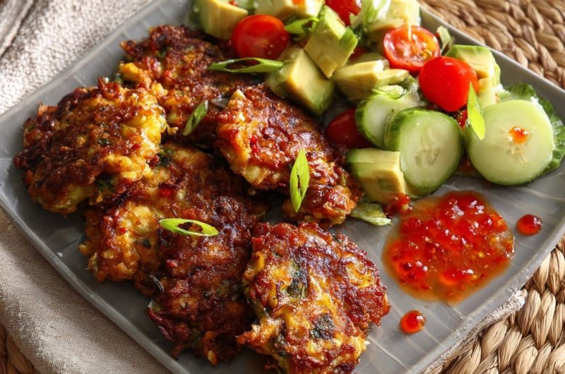 Goldbraune Mais-Puffer mit Avocado-Salat