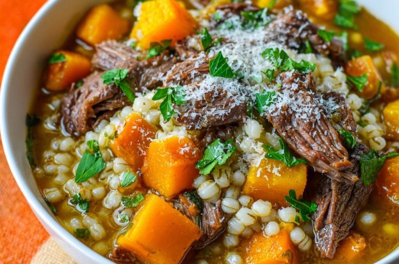 Herzhafter Rinderschmortopf mit Gerste und Kürbis