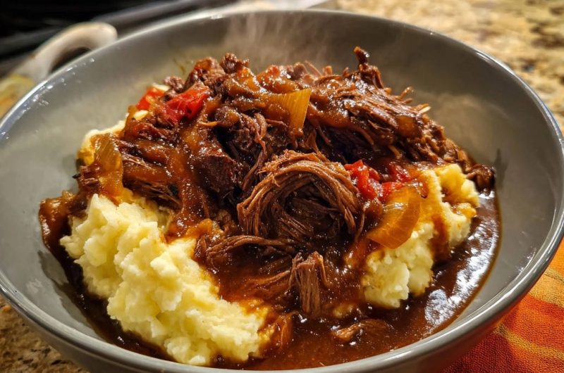 Herzhafter Rinderschmortopf mit Kartoffelpüree