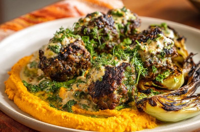 Saftige Orient-Frikadellen mit cremigem Süßkartoffelpüree und gerösteten Zwiebeln