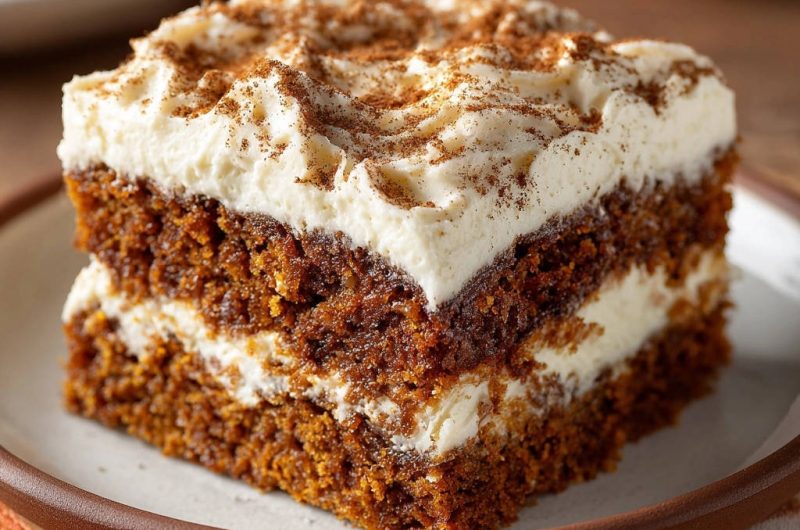 Saftiger Gewürzkuchen mit Frischkäse-Creme