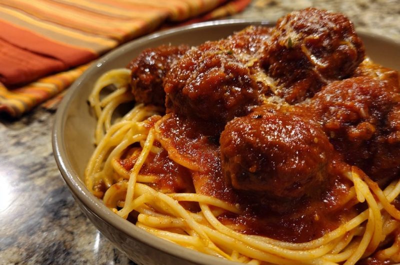 Spaghetti mit herzhaften Fleischbällchen