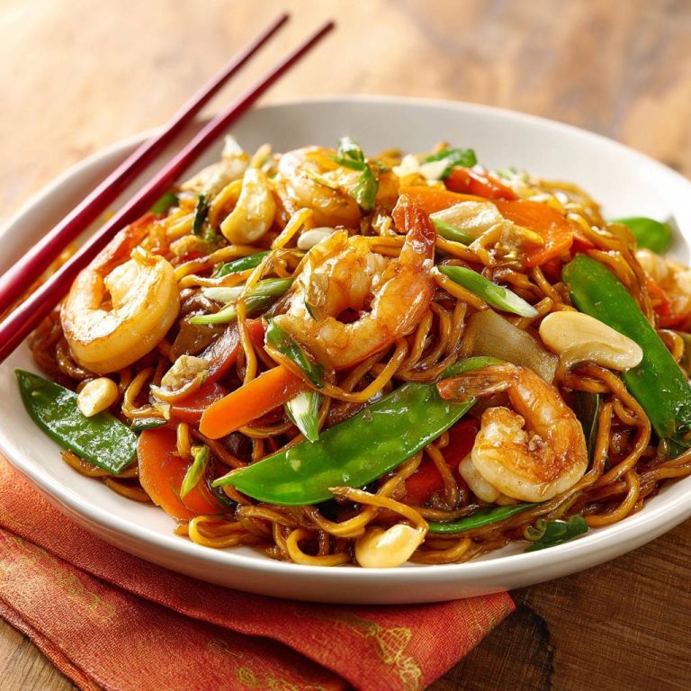 Garnelen-Nudel-Wok in Nahaufnahme serviert, mit knusprigen Garnelen, frischem Gemüse und köstlichen Nudeln in einer weißen Schüssel.