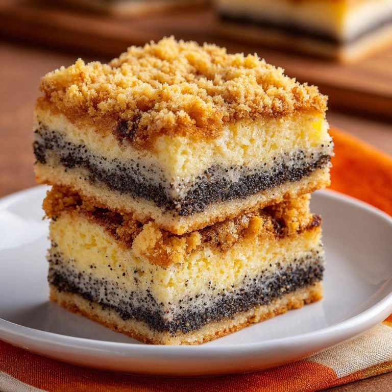 Saftiger Mohn-Streuselkuchen mit Quark in Nahaufnahme, zeigt eine Ansicht des saftigen Innenlebens mit Mohn und Streuseln.