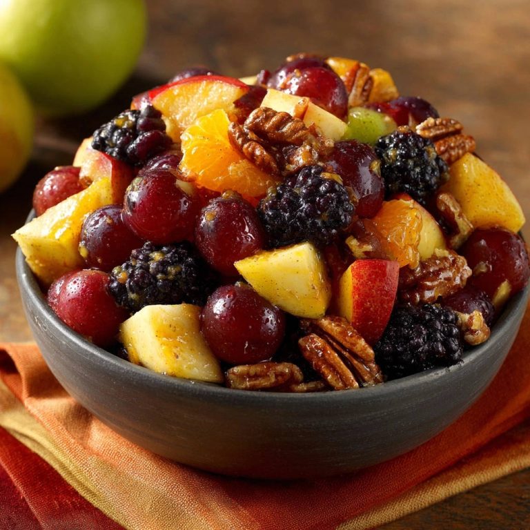 Strahlender Früchte-Traum in einer Nahaufnahme, gefüllt mit frischen Trauben, Brombeeren, Äpfeln, Orangen und knackigen Pekannüssen.