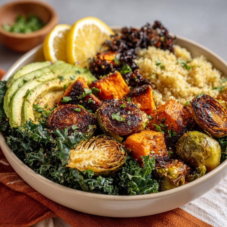 Veggie Power Bowl mit Ofengemüse in einer Schüssel, von oben betrachtet. Ein gesundes Gericht mit geröstetem Gemüse und Avocado.