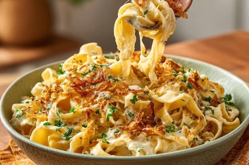 Cremige Tagliatelle mit knusprigen Zwiebeln