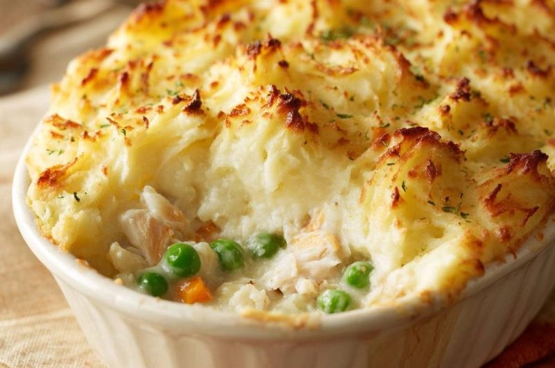 Cremiger Hähnchen-Erbsen-Auflauf mit Kartoffelkruste