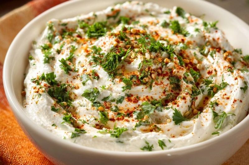 Cremiger Kräuter-Joghurt-Dip zu Nachos