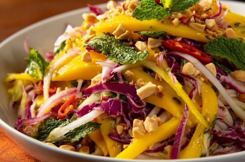 Exotischer Mango-Krautsalat