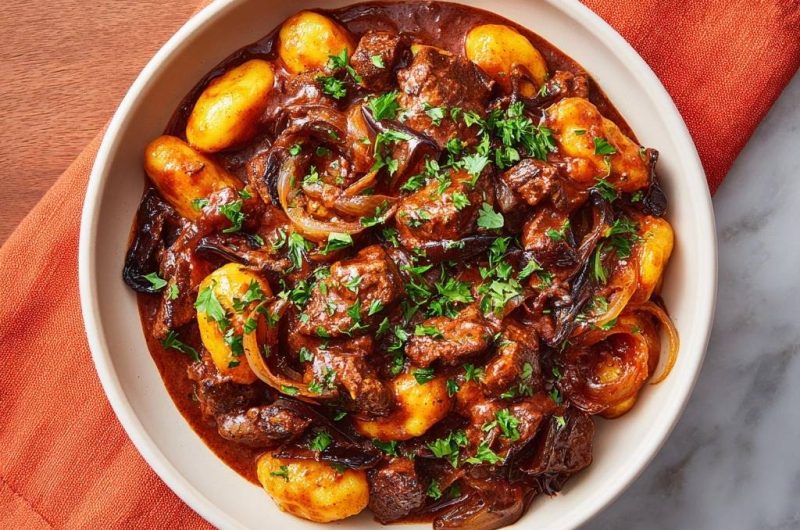 Fluffige Gnocchi im aromatischen Rindergulasch