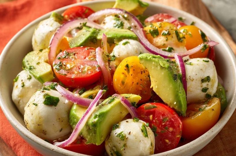 Frischer Mozzarella-Avocado-Tomaten-Salat (Keine wässrige Mischung mehr!)