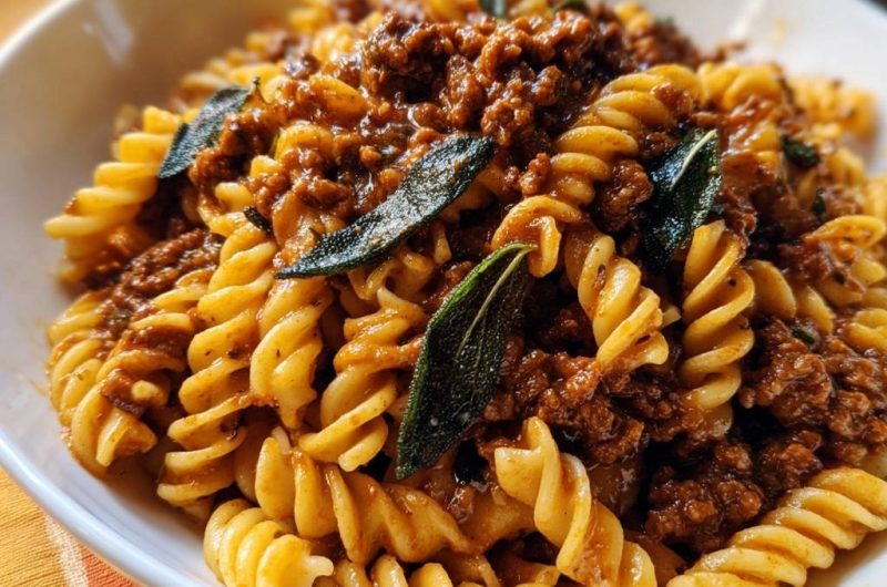 Fusilli mit Hackfleischragout und Salbei (Nie wieder klumpiges Hackfleisch)
