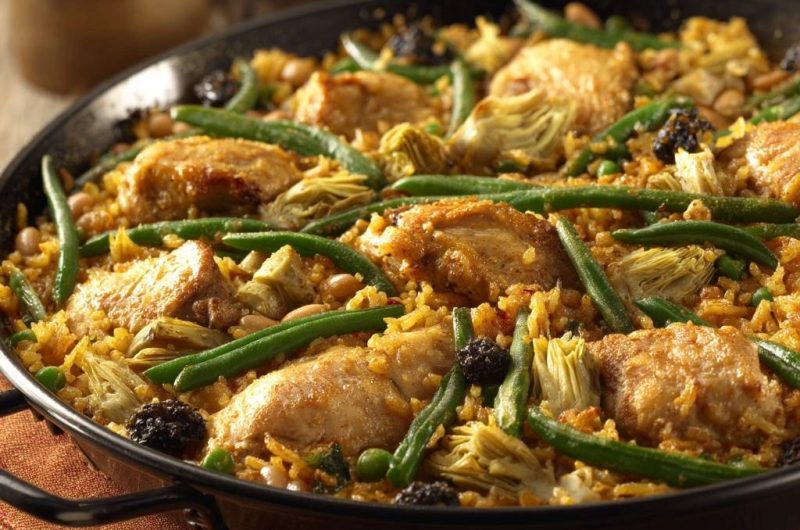 Hähnchen-Paella mit Artischocken und grünen Bohnen (Knuspriger Socarrat garantiert!)