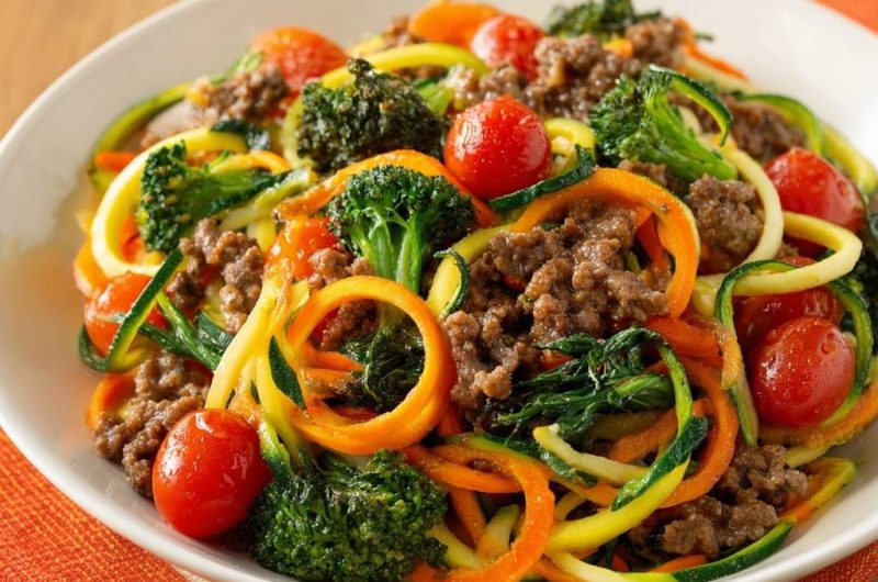 Knackige Zoodle-Bowl mit Rinderhack, Brokkoli & Tomaten