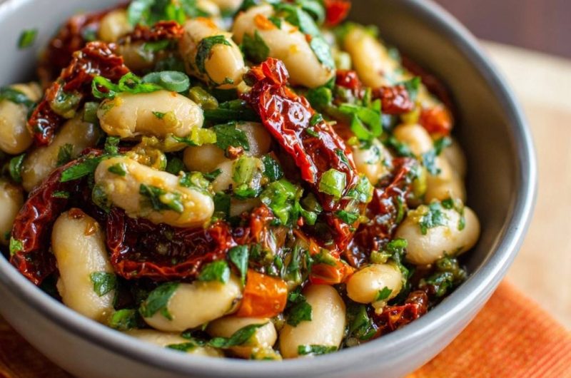 Knackiger Bohnensalat mit sonnengetrockneten Tomaten