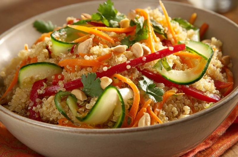 Knackiger Quinoa-Gemüsesalat mit Cashews