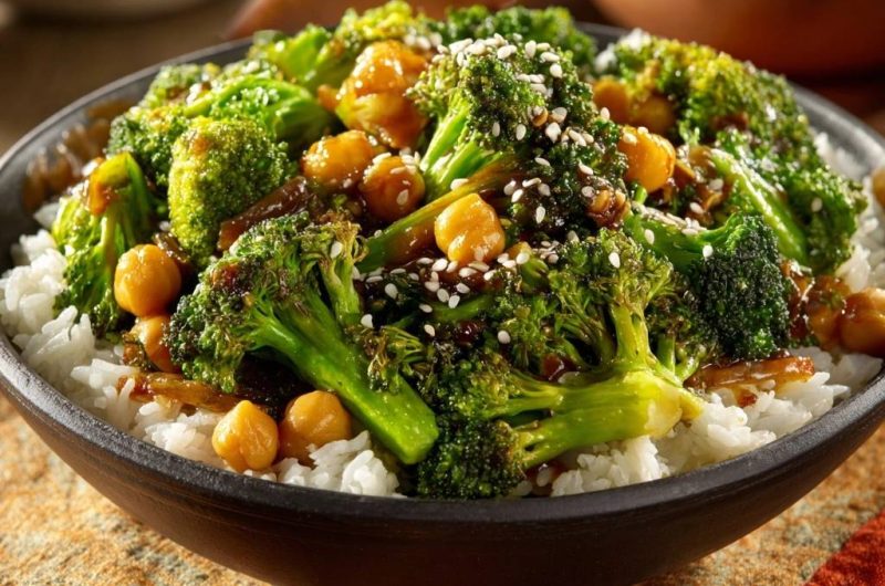 Knackiger Sesam-Brokkoli mit Kichererbsen auf Reis