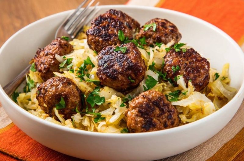Knusprige Frikadellen mit Sauerkraut