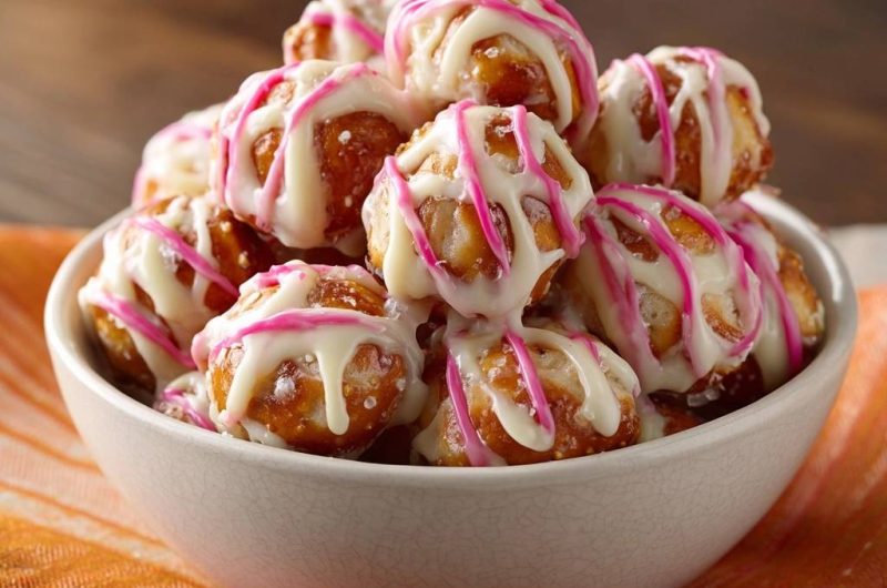 Knusprige Mini-Brezelbällchen mit Vanille-Erdbeer-Guss