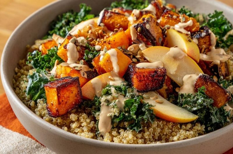 Knuspriger Kürbis-Quinoa-Bowl mit Kale und Apfel (Nie wieder matschiger Kürbis!)