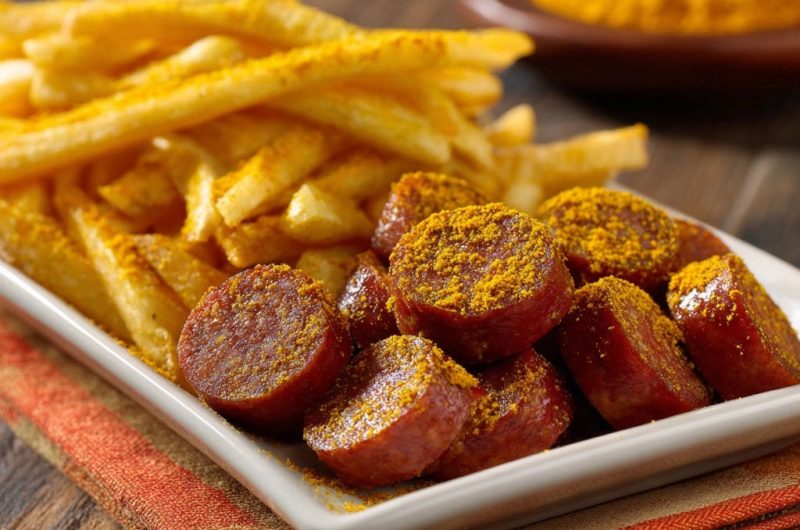 Saftige Currywurst mit knusprigen Pommes