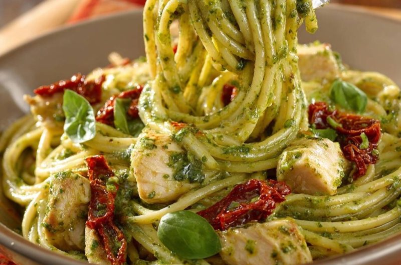 Saftige Pesto-Hähnchen-Spaghetti mit Sonnentomaten