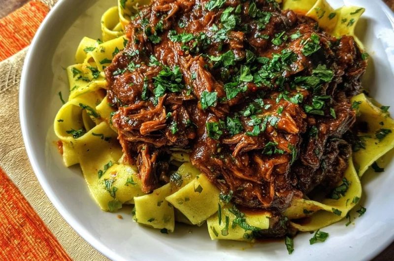 Saftiges Rindfleisch-Ragù mit breiten Eiernudeln