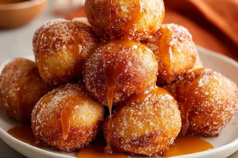 Zuckerknusprige Donut-Bällchen mit Karamellsoße