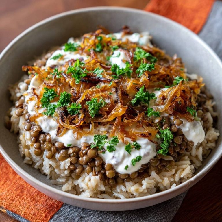 Mujaddara – Linsenreis mit Joghurt, serviert in einer Schüssel, mit knusprigen Zwiebeln, frischer Petersilie und cremigen Joghurt.