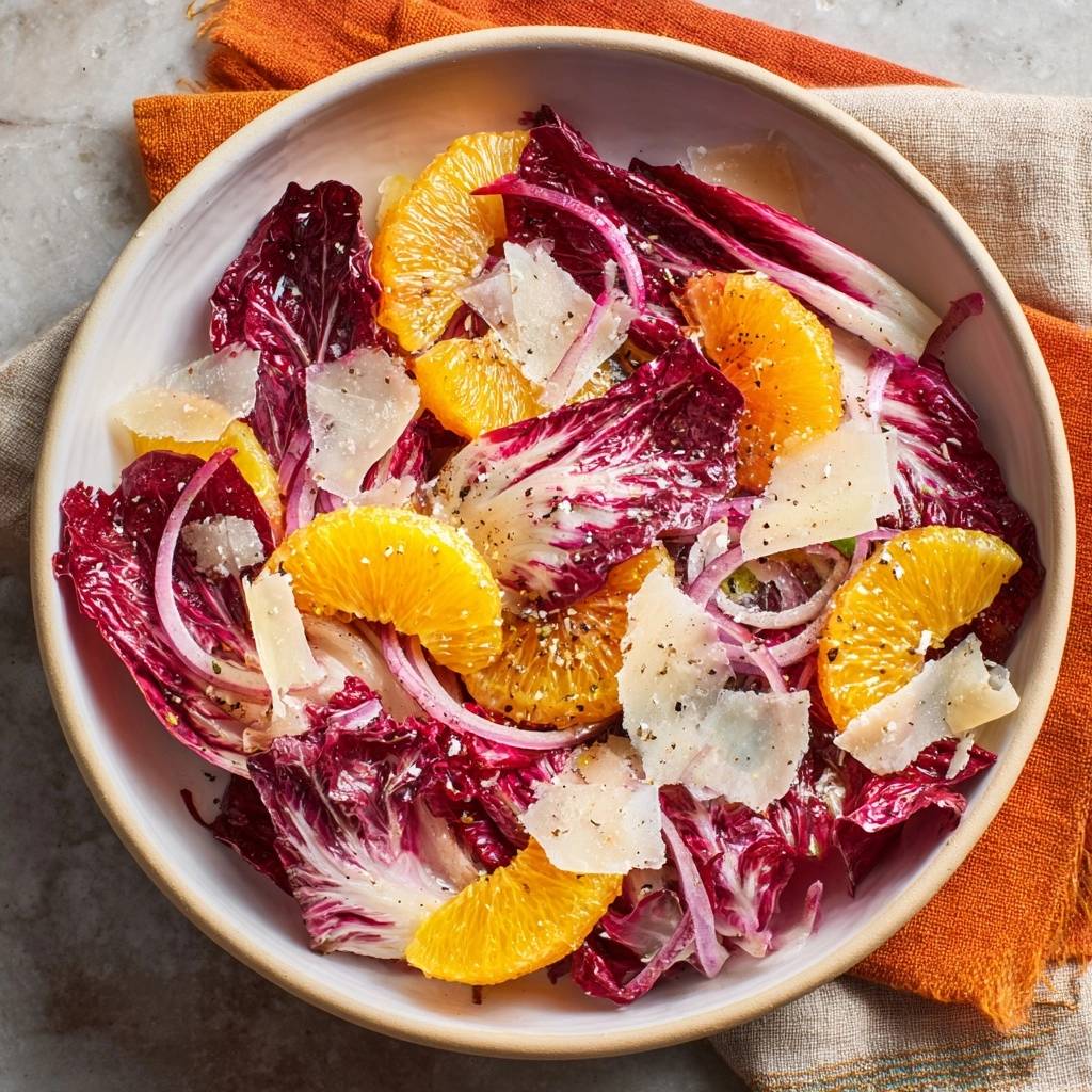 Radicchio-Orangen-Salat mit Pecorino in einer Schüssel, von oben betrachtet. Frischer Salat mit Orangen und Pecorino-Käse.