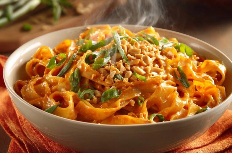 Cremige Erdnussnudeln (Nie wieder matschige Nudeln)