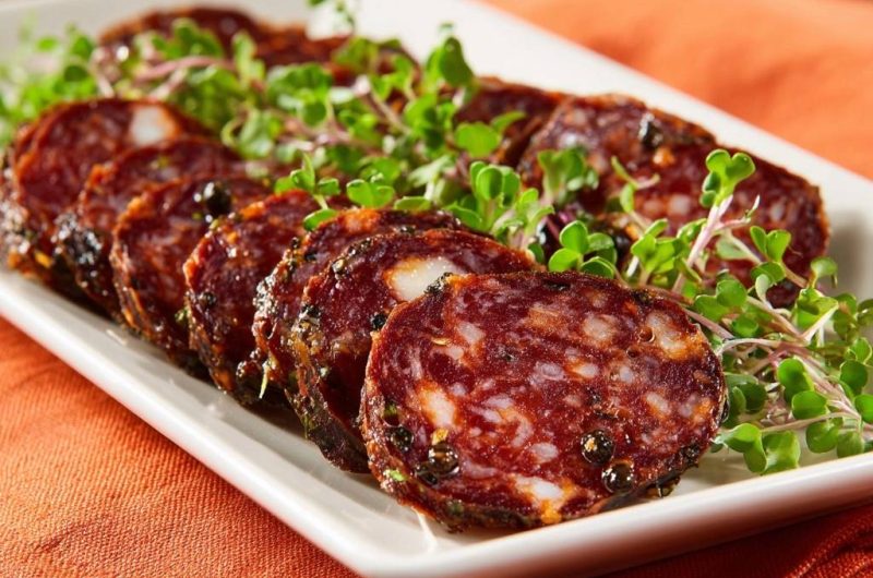 Knusprige Salamischeiben mit Kresse