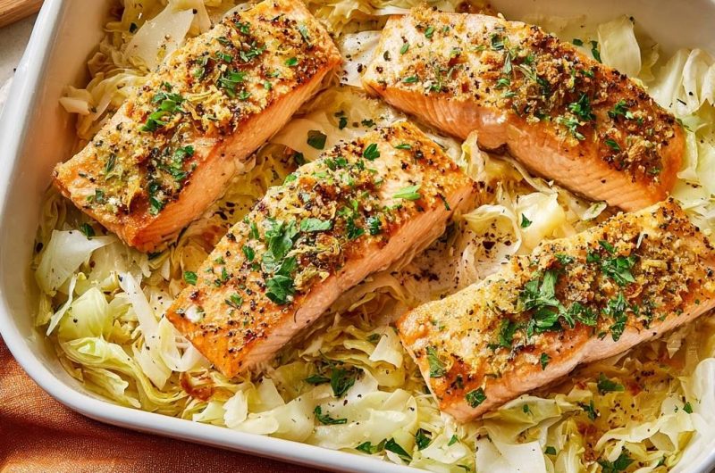 Knuspriger Kräuter-Lachs auf Sauerkraut-Bett
