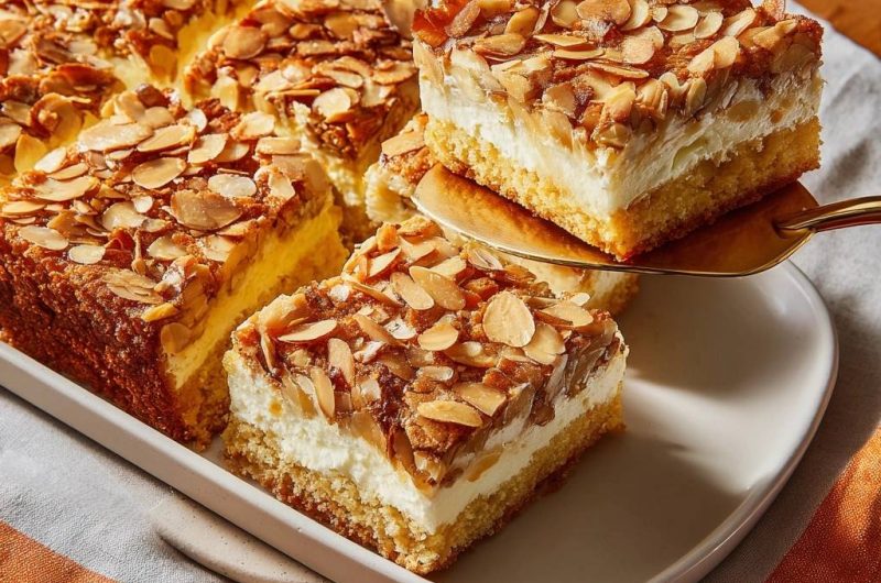 Knuspriger Mandel-Quark-Blechkauchen