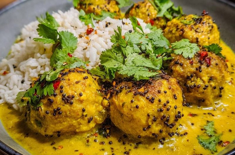 Kurkuma-Koftas im Gelbcurry mit Reis