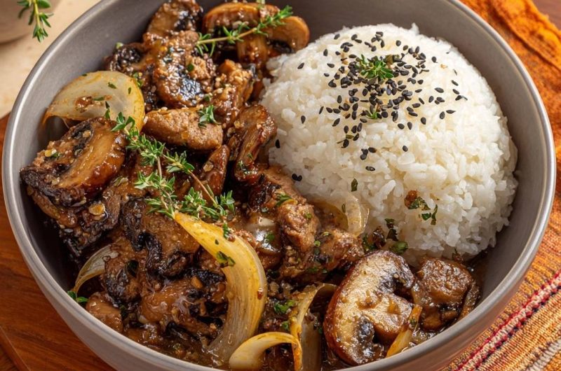 Saftige Rindfleisch-Champignon-Pfanne mit Thymianreis