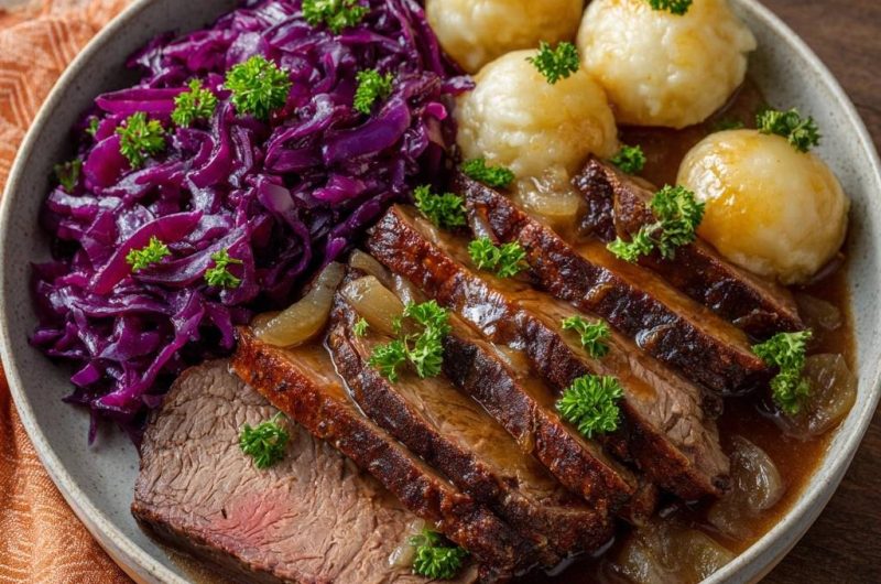 Saftiger Rinderbraten mit Rotkohl und Kartoffelklößen