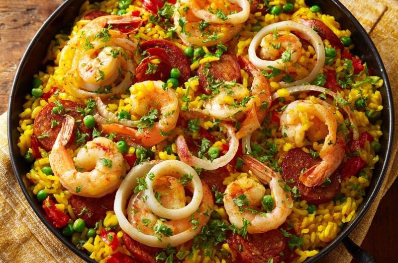 Spanische Paella mit Garnelen, Chorizo & Calamari