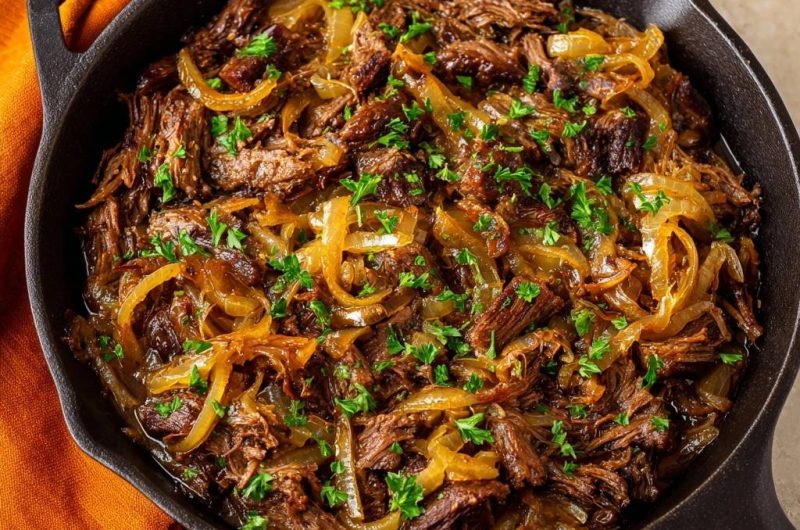 Zartes Rindfleisch mit Karamellzwiebeln