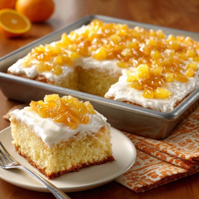 Ananas-Blechkuchen mit Sahnefrosting, serviert auf einem Teller, zeigt eine saftige Kuchen-Scheibe mit cremiger Glasur und Ananas-Topping.