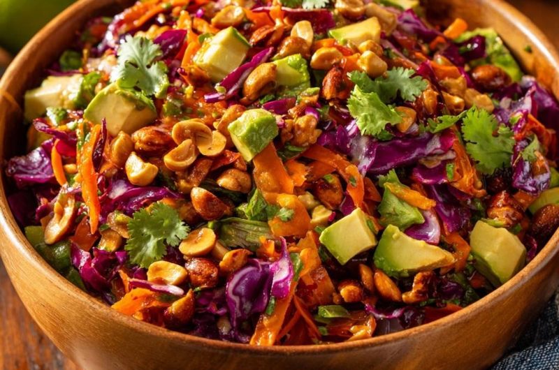 Bunter Avocado-Krautsalat mit Erdnüssen